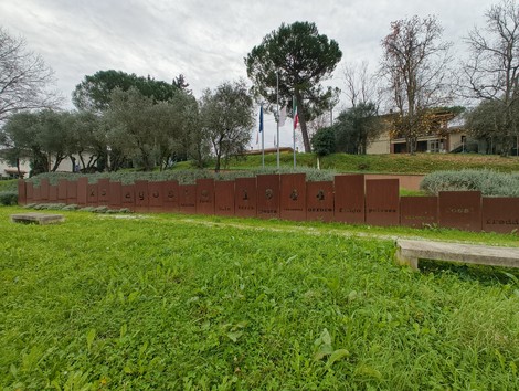 Scorcio del Parco della Rimembranza con monumenti e natura circostante.