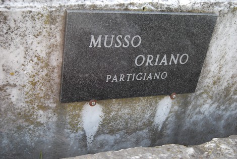 Targa commemorativa dedicata al partigiano Oriano Musso nel Parco della Resistenza di Caniparola.