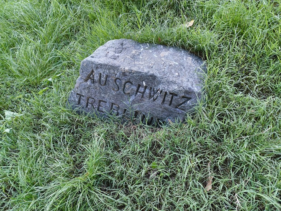Monumento al deportato, commemorazione della sofferenza e della memoria della Shoah.
