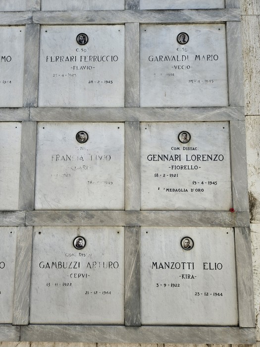 Monumento ai Caduti Partigiani, commemorazione con lastre commemorative dei caduti della Resistenza.