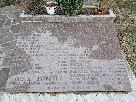 Monumento ai Caduti di San Canzian d'Isonzo, dedicato alla memoria dei soldati. Placca commemorativa con nomi.