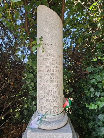 Cippo commemorativo dedicato ai Martiri dell'eccidio dell'Aeroporto di Forlì, con iscrizioni e decorazioni.