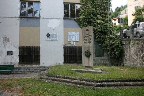 Monumento ai caduti, dedicato a coloro che hanno sacrificato la vita per la patria. Un luogo di memoria e rispetto.