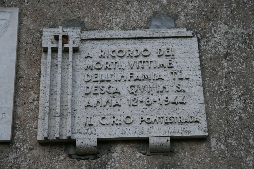 Chiesa di Sant'Anna di Stazzema: monumento commemorativo alle vittime dell'eccidio del 12 agosto 1944.