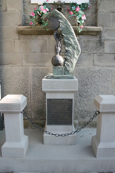 Monumento alla pace della Consuma, dedicato ai valori di pace e solidarietà, con scultura di mani e colombe.