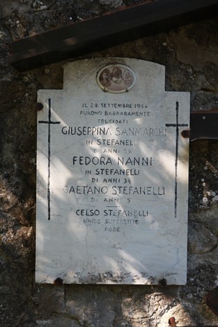 Vecchi sepolcri nel cimitero di San Martino, testimoni di storie e memorie del passato.