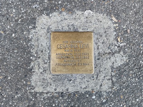 Pietra d'inciampo dedicata a Cesarina Levi, commemorando la sua vita e le persecuzioni subite.