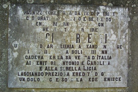 Tabernacolo a Carletti, monumento storico con iscrizioni commemorative in contesto naturale.