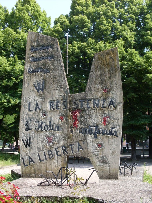 Monumento alla Resistenza, simbolo di libertà e memoria storica, circondato da natura verde.