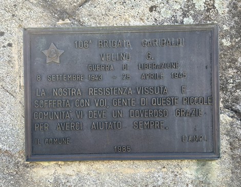 Lapide commemorativa della 106° Brigata Giordano Velino, dedicata alla resistenza durante la Guerra di Liberazione.