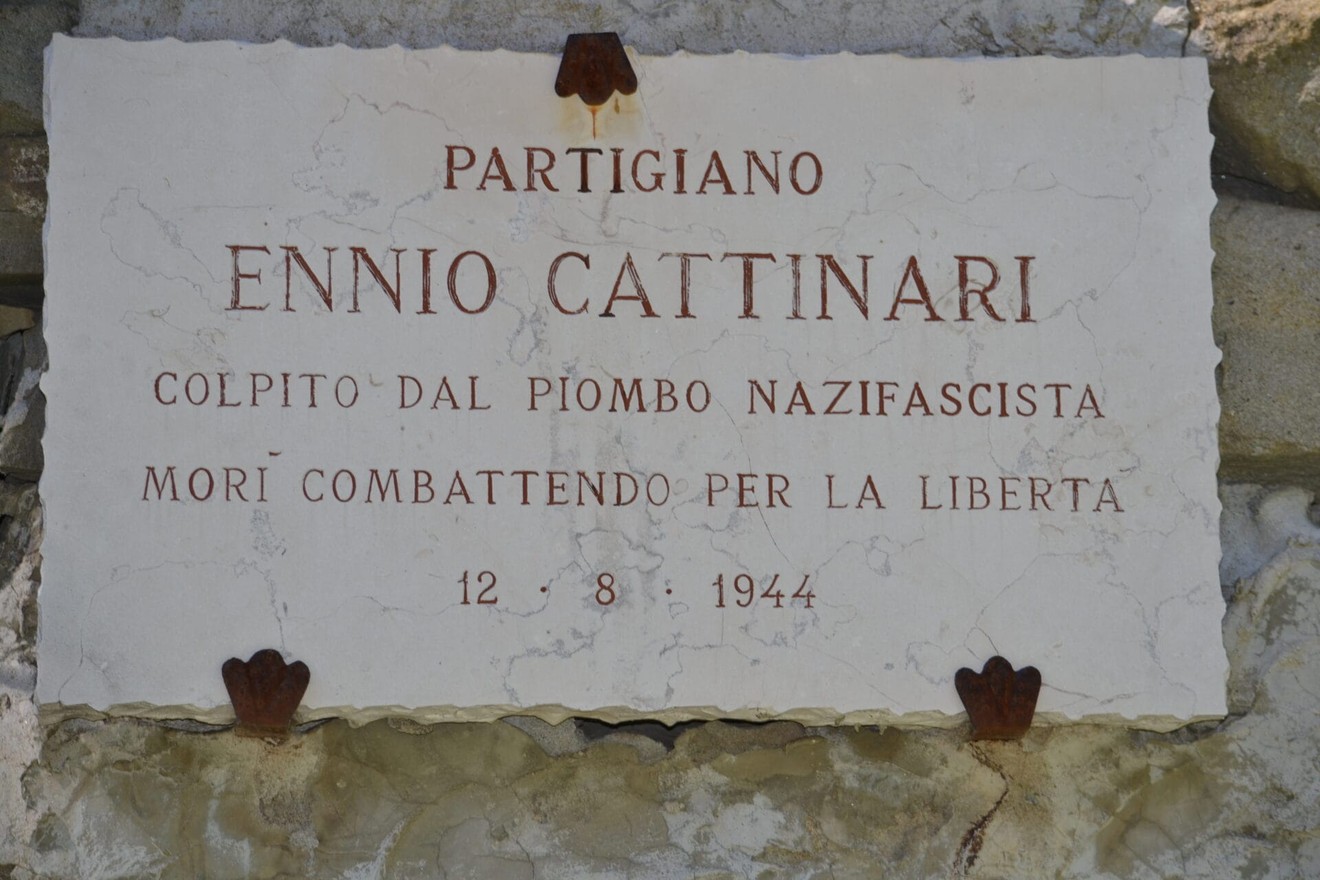 Lastra commemorativa dedicata a Ennio Cattinari, partigiano, caduto per la libertà il 12 agosto 1944.