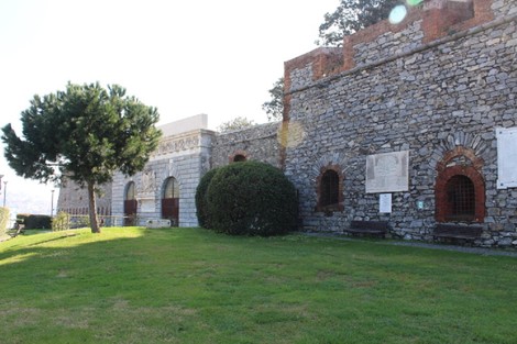 Lapide dedicata ai marinai inglesi, posta su un edificio storico in un contesto verde e tranquillo.