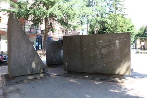 Monumento alla Resistenza antifascista, composto da grandi blocchi di cemento in un'area urbana.