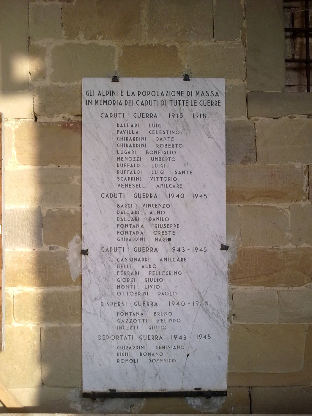 Lapide commemorativa ai caduti di Massa, dedicata agli eroi delle guerre e alle loro famiglie.