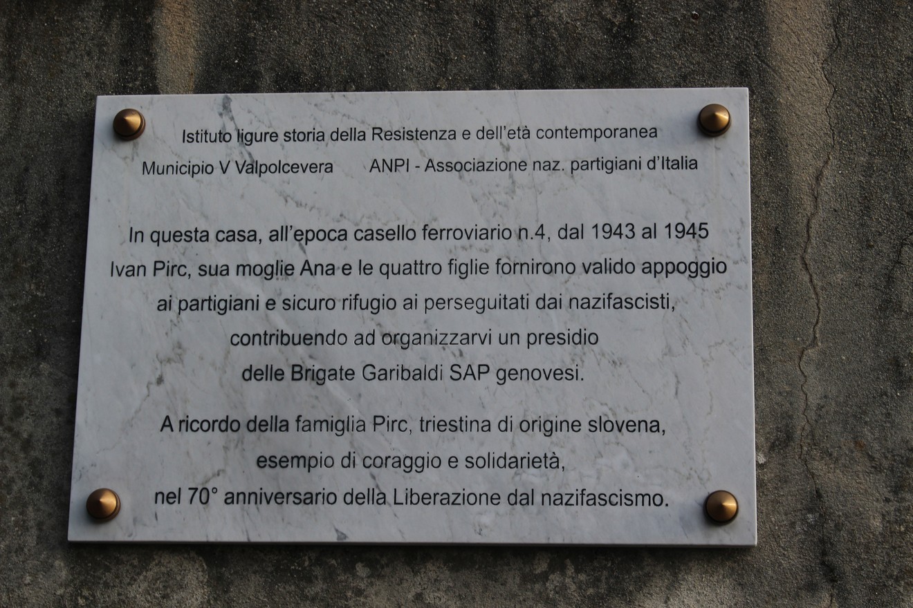 Lapide commemorativa dedicata alla famiglia Pirc e ai partigiani genovesi durante la Seconda Guerra Mondiale.