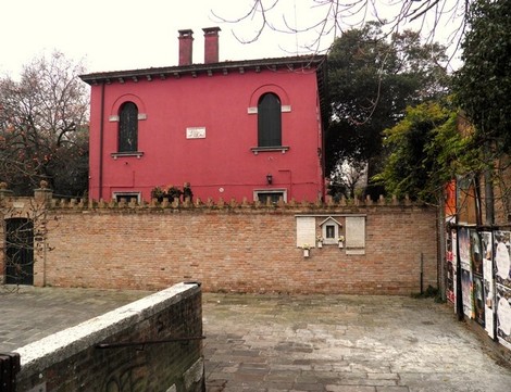 Lapidi commemorative in memoria delle vittime del bombardamento di Santa Marta, in un contesto urbano.