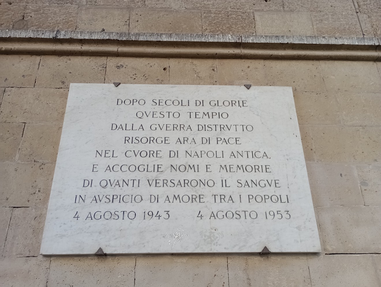 Lapide commemorativa per la ricostruzione di Santa Chiara, storia e memoria del tempio a Napoli.