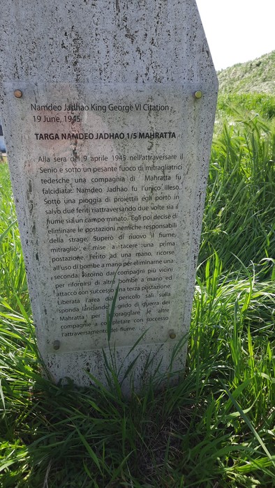 Stele commemorativa dedicata a Namdeo Jadhao, situata in un'area verde.