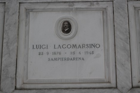 Sacrario dei partigiani di Torbella, commemorazione dei caduti con nome e date incise sulla lapide.