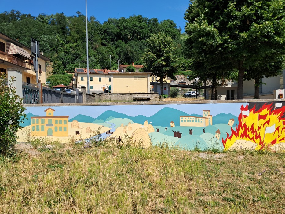 Murale colorato che celebra l'80° anniversario della Liberazione di San Piero, con paesaggio e elementi storici.