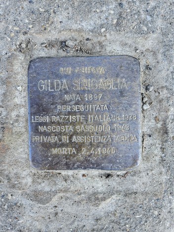 Pietra d'inciampo dedicata a Gilda Sinigaglia, vittima delle leggi razziste in Italia durante la Seconda Guerra Mondiale.