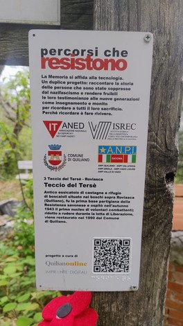 Un segnale informativo lungo il "Sentiero della Memoria Partigiana" che ricorda la storia della Resistenza.