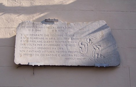 Lapide commemorativa del 35° anniversario della Liberazione, con incisioni e testo di Bertolt Brecht.