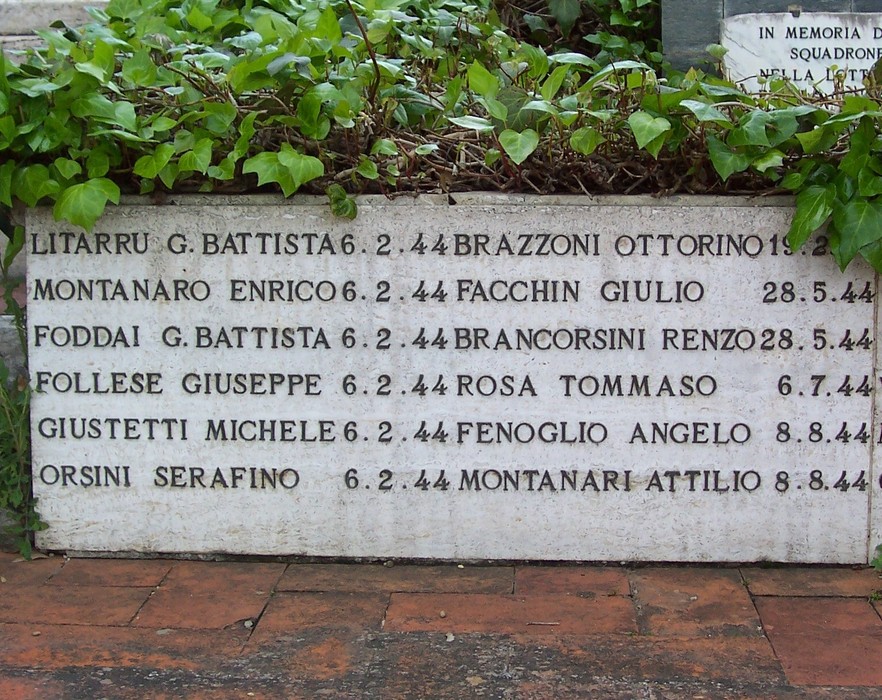 Monumento commemorativo dedicato allo Squadrone "F" con nomi di caduti e date di commemorazione.
