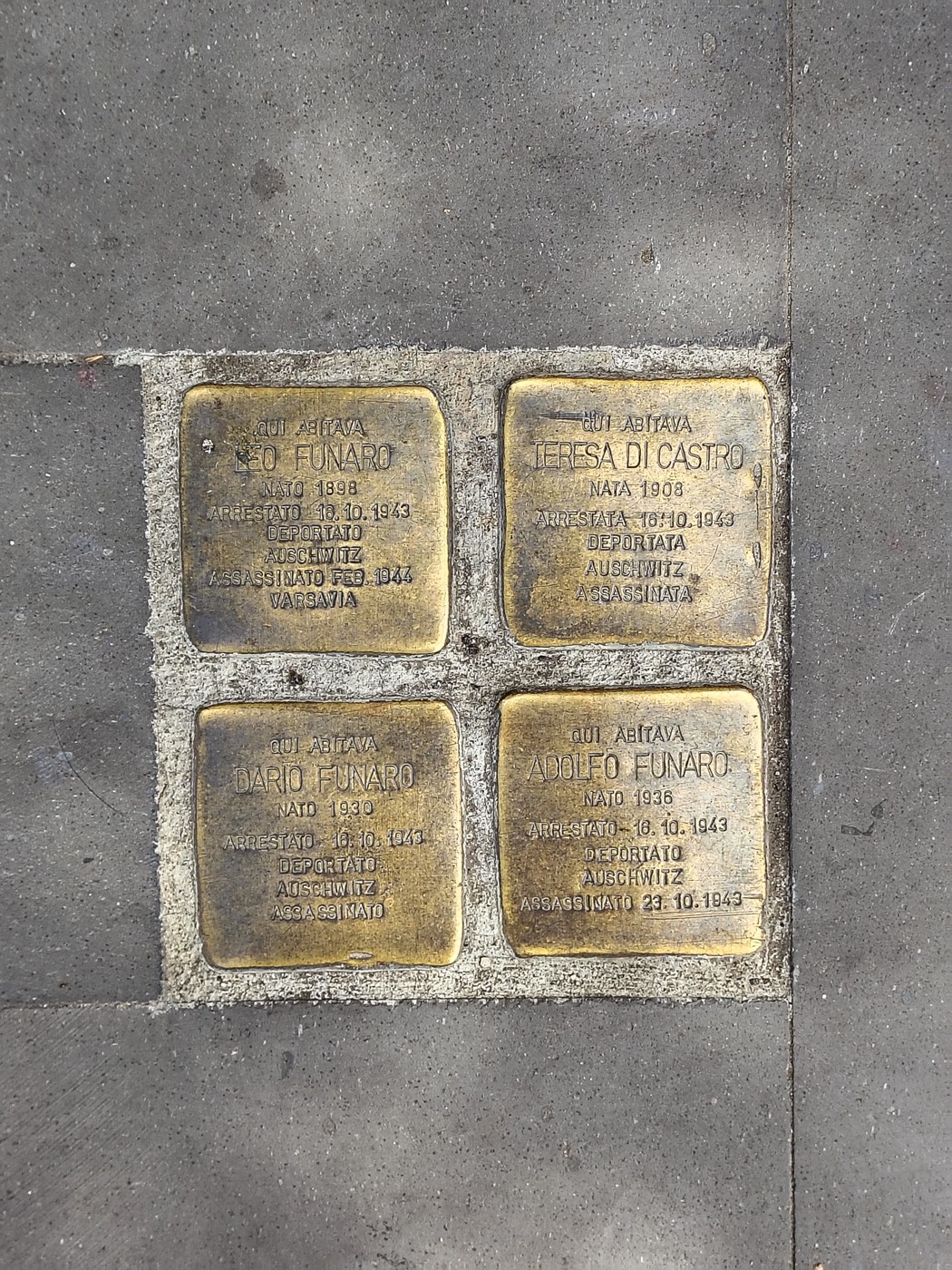 Pietre d'inciampo dedicata alla famiglia Funaro - Di Castro, commemorando la loro storia e il sacrificio.