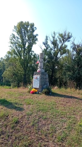 Monumento in onore di Arfini, Bordonali, Orlandelli e Rossi, situato in un'area verde con alberi circostanti.