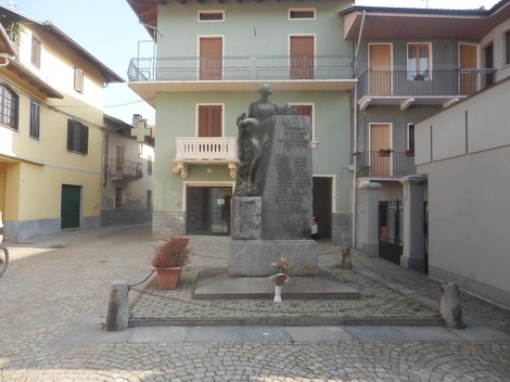 Monumento ai caduti di Lozzolo, dedicato alla memoria dei soldati della località, situato in una piazza centrale.