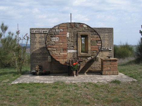 Monumento di Collo Sodo, memoriale dedicato agli eventi del 1944, immerso nella natura.