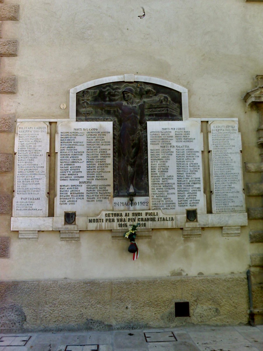 Lapidi commemorative dedicate ai caduti, a ricordare il sacrificio di vite per la patria.