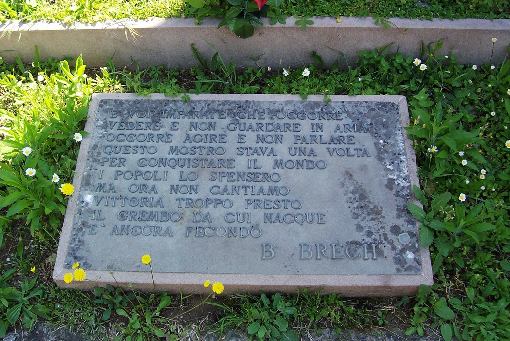 Sepolcro di Ciandri, con epitaffio di Brecht, immerso in un contesto di fiori e tranquillità.
