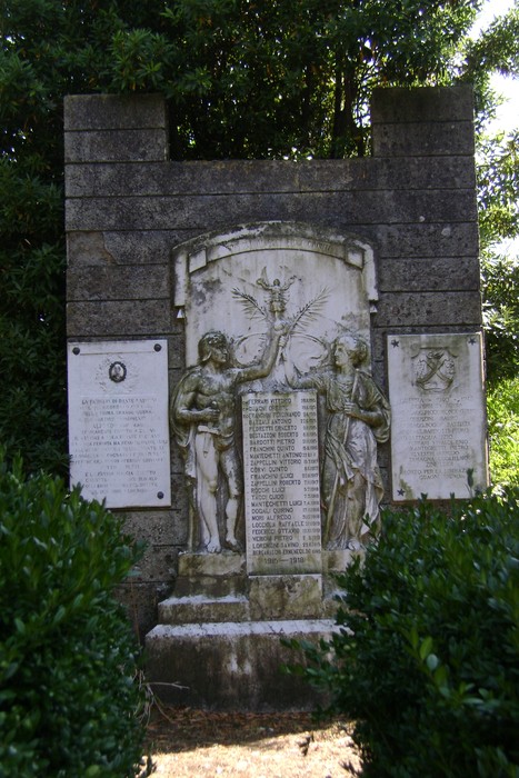Monumento ai caduti di Gavedo, onore ai sacrifici dei membri della comunità durante le guerre.