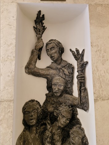 Monumento commemorativo ai martiri di Marzabotto, simbolo di memoria e sacrificio per la libertà.