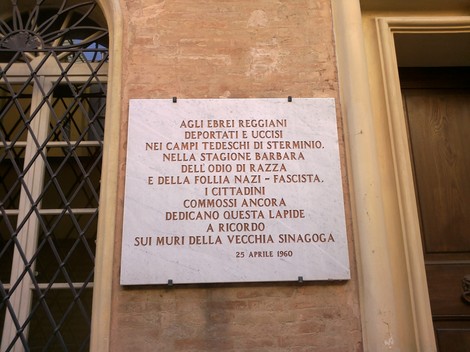 Lapidi commemorative in memoria degli ebrei reggiani deportati e uccisi durante la Seconda Guerra Mondiale.
