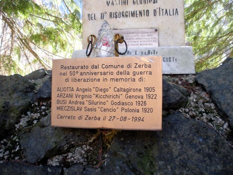 Monumento commemorativo dedicato ad Aliotta, Arzani, Busi e Mieczysław, situato a Cerreto di Zerba.