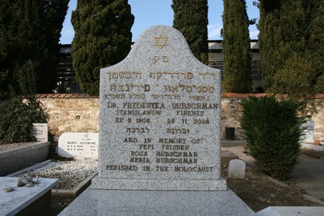 Cenotafi commemorativi nel cimitero ebraico per le vittime dell'Olocausto e della deportazione.