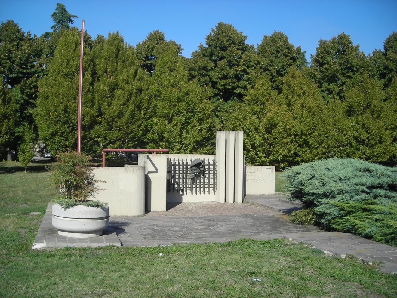 Monumento ai caduti della Resistenza, struttura moderna immersa nel verde, simbolo di memoria storica.