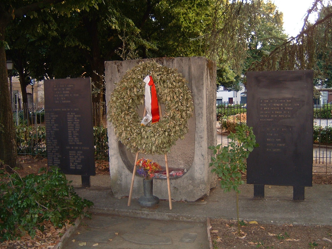 Monumento ai partigiani caduti dell'Oltrarno, con corona di fiori in segno di ricordo e onore.