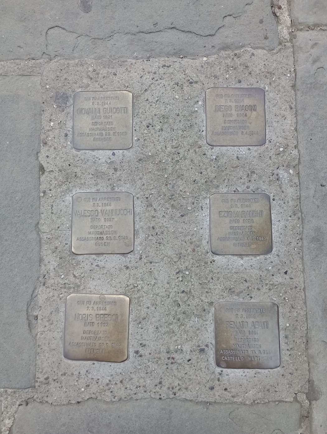 Pietre d'inciampo in memoria di vittime di persecuzioni a Guidotti e altri luoghi.