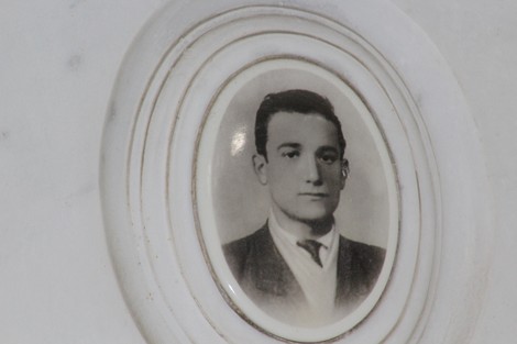 Ritratto in bianco e nero di un giovane uomo, incastonato in una cornice ovale, all'interno del Sacrario dei partigiani di Torbella.