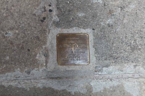 Pietra d'inciampo a Colorni che commemora una vittima della Shoah.