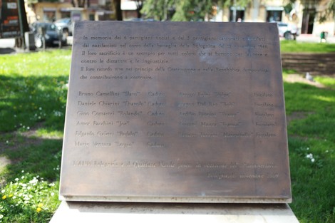 Monumento commemorativo della battaglia della Bolognina, dedicato ai giovani patrioti. Atmosfera storica e significativa.