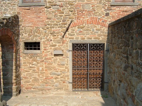 Sacrario dell'eccidio di San Pancrazio, sito commemorativo con una struttura in pietra e dettagli artistici.