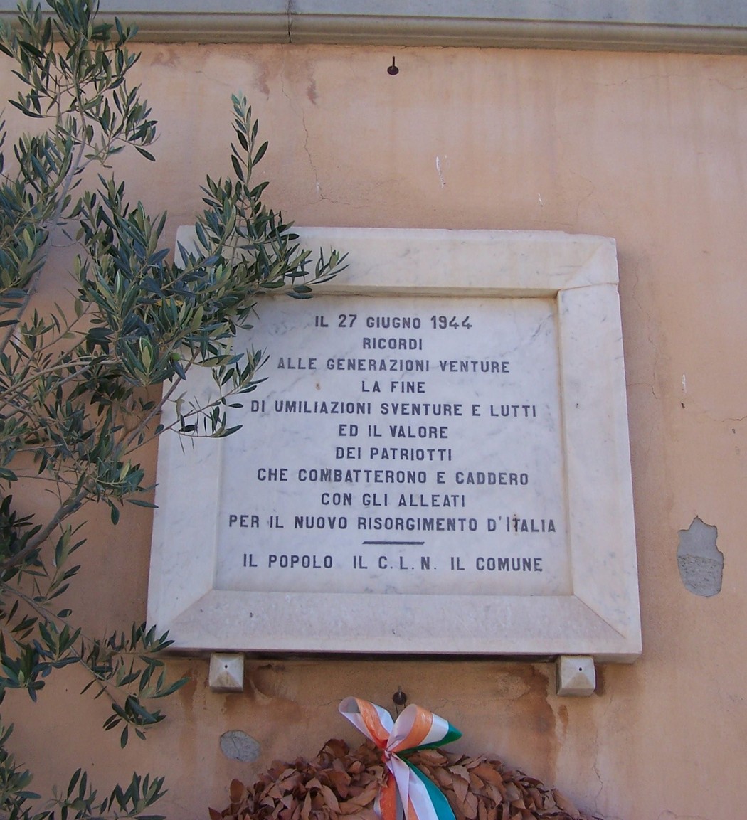 Lapide commemorativa che ricorda le vittime e i patrioti del 27 giugno 1944, simbolo di rinascita per l'Italia.