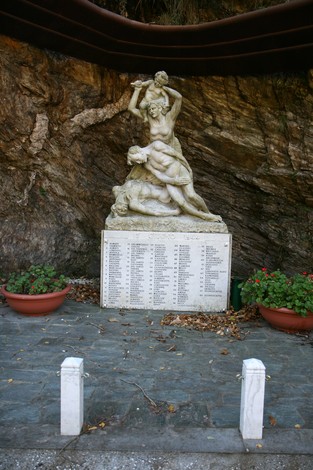 Monumento dell'eccidio di Forno, commemorazione delle vittime in un contesto storico significativo.
