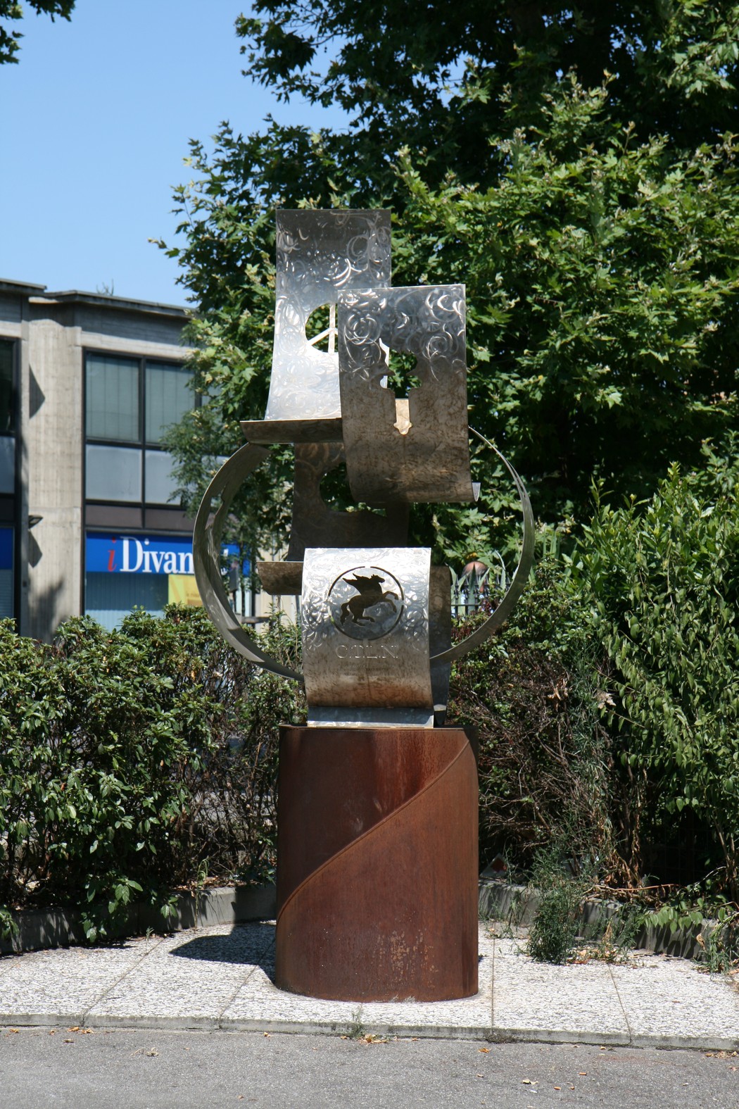 Monumento dedicato ai Volontari della Libertà, rappresenta la lotta per la libertà e la giustizia.