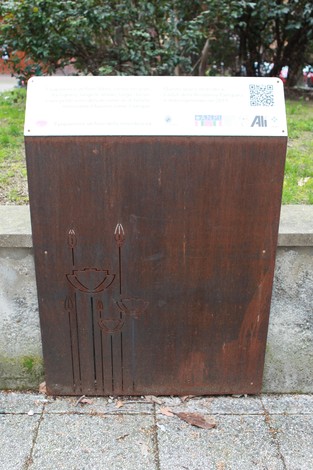 Lapide commemorativa dedicata ai figli della stagione partigiana, con decorazioni floreali incise.